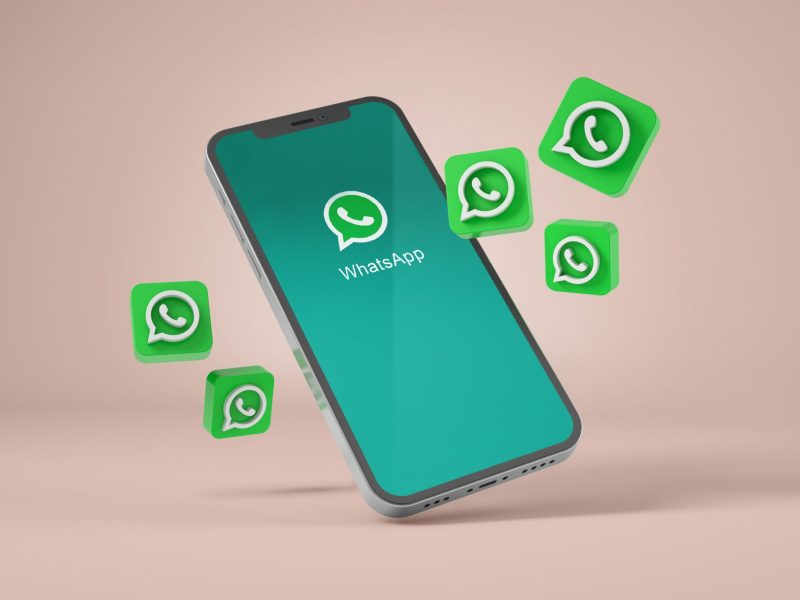 Smartphone zeigt WhatsApp-Symbol an