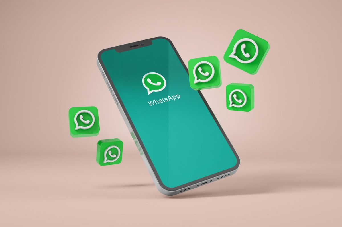 Render eines Smartphones mit mehreren WhatsApp-Symbolen.