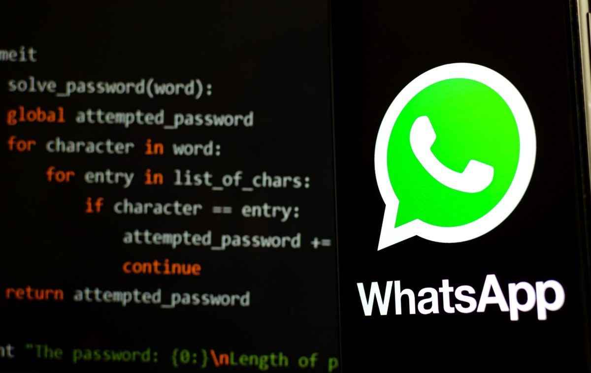 WhatsApp-Logo neben Code-Zeilen