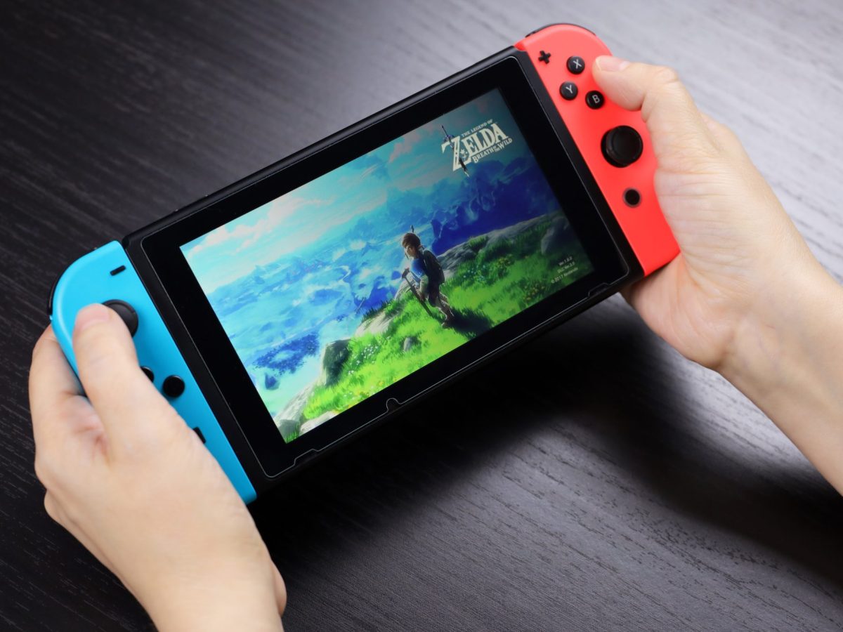 Person spielt "Zelda" auf der Nintendo Switch.