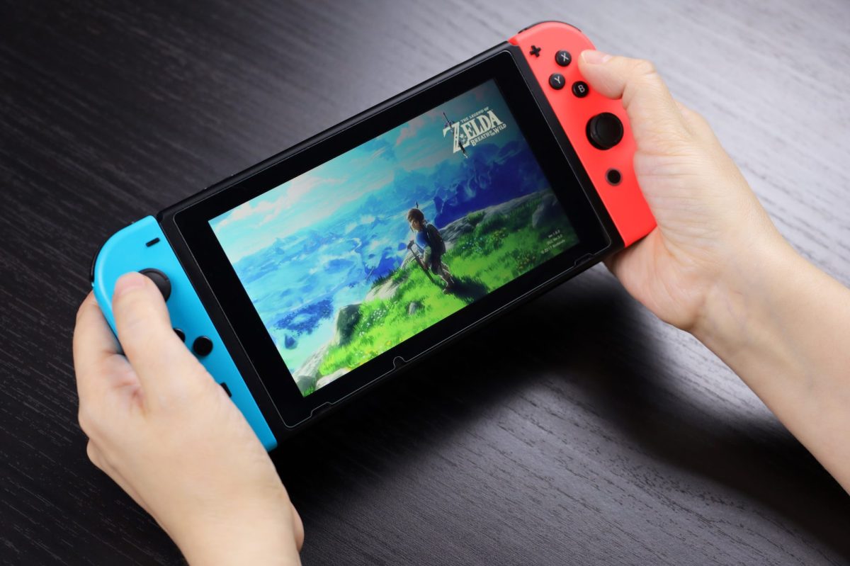 Person spielt "Zelda" auf der Nintendo Switch.