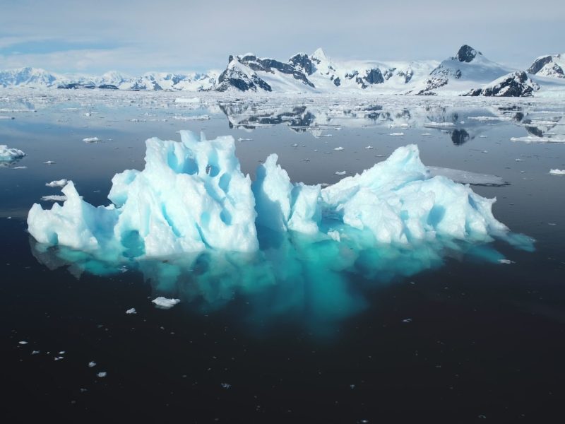 Eine große Eisformation treibt im Meerwasser