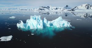 Eine große Eisformation treibt im Meerwasser