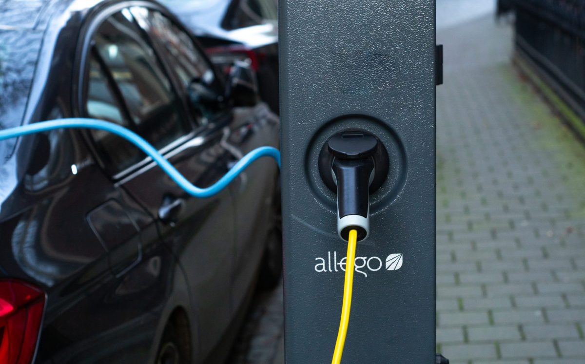 Eine Elektroauto lädt an einer Ladesäule von Allego