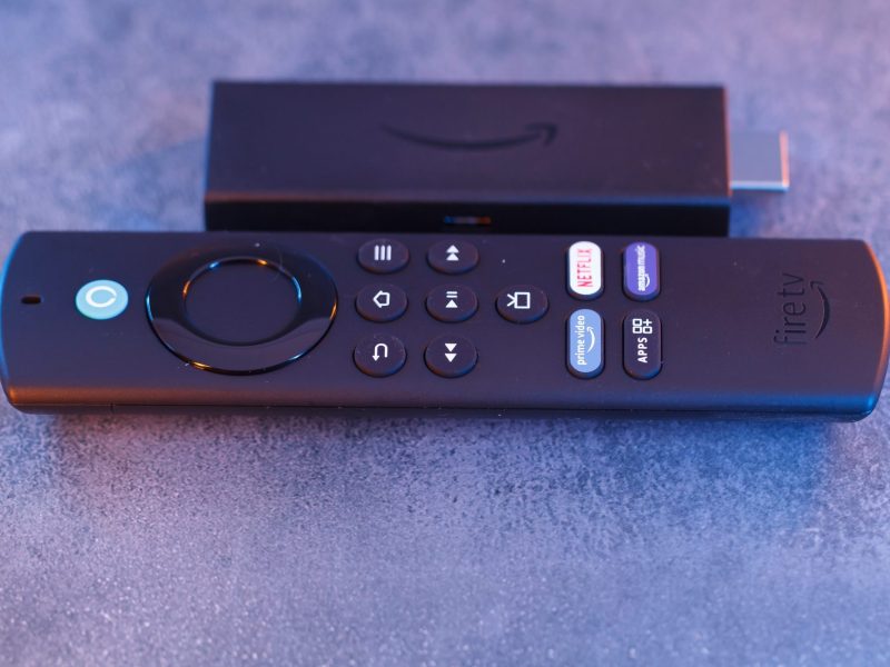 Ein Amazon Fire TV Stick liegt neben einer Fernbedienung.