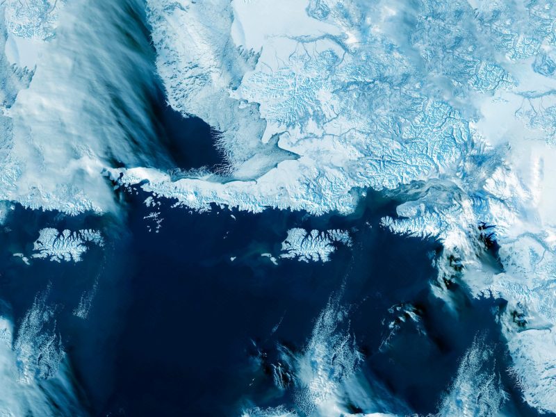 Satellitenaufnahme der Antarktis zeigt Eisflächen auf dunkelblauem Wasser.