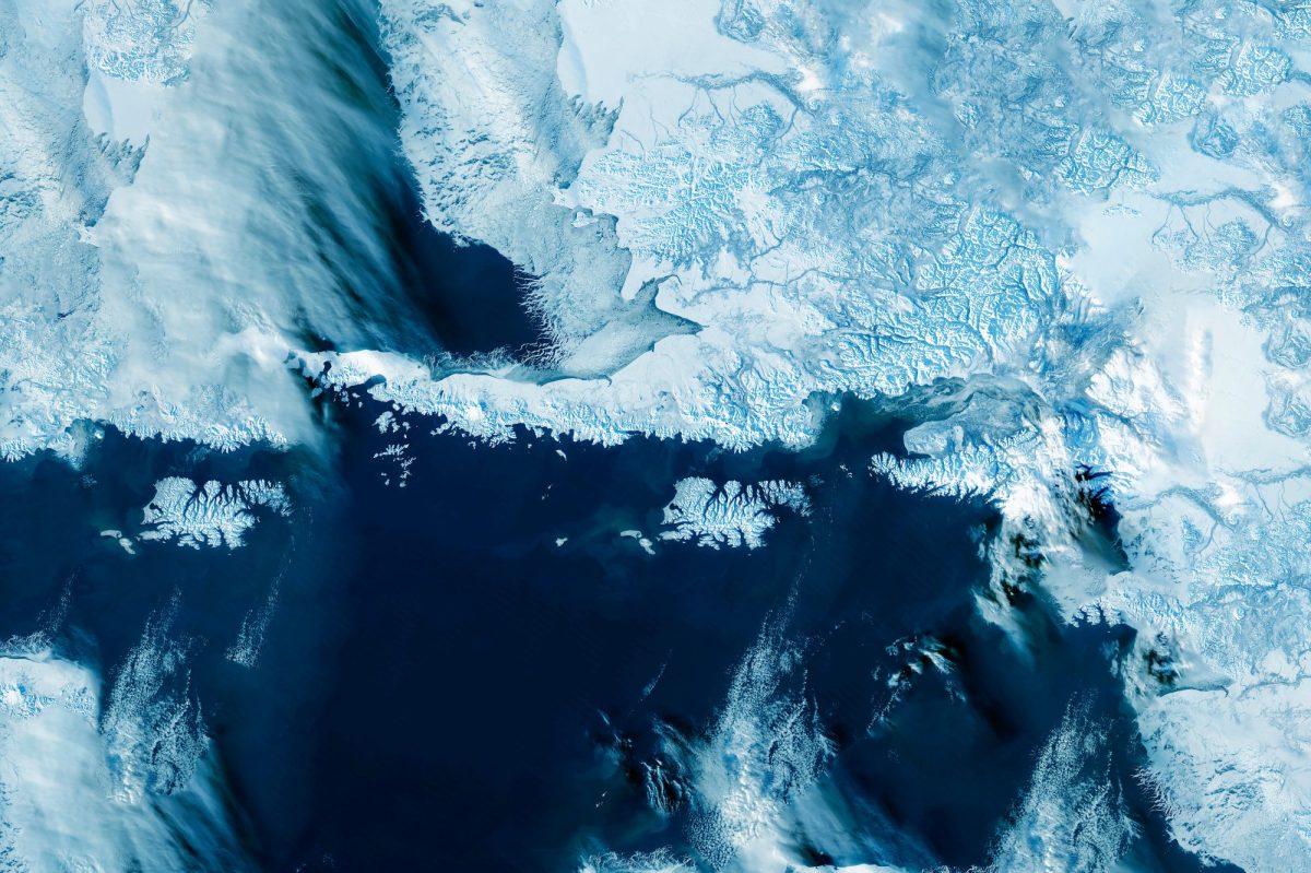 Satellitenaufnahme der Antarktis zeigt Eisflächen auf dunkelblauem Wasser.