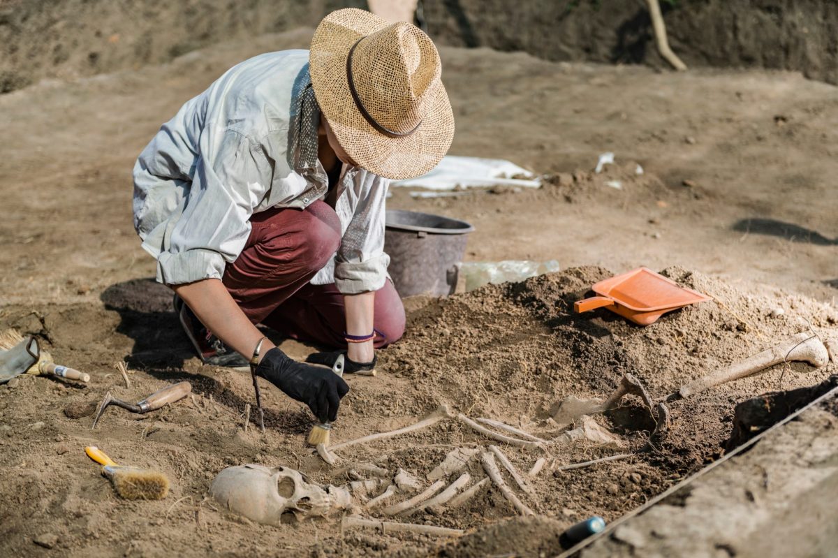 Forscherin arbeitet an einem archäologischen Fund.