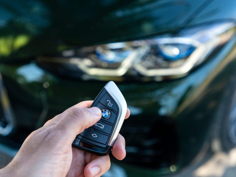 Person hÃ¤lt AutoschlÃ¼ssel eines BMW in der Hand.