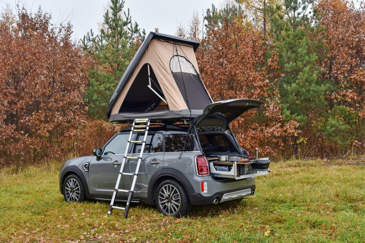 Ein Mini mit aufgespanntem Dachzelt fürs Auto.