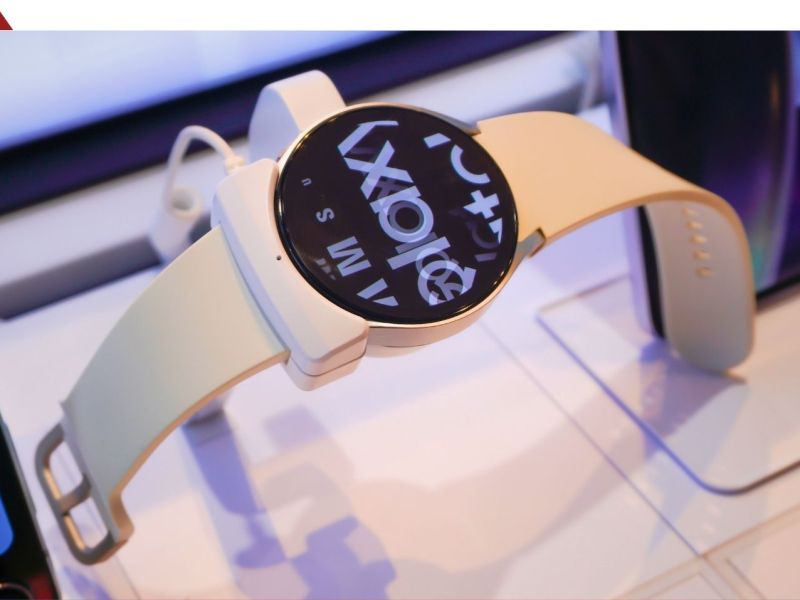 Samsung Galaxy Watch6 wird in einer Auslage präsentiert.