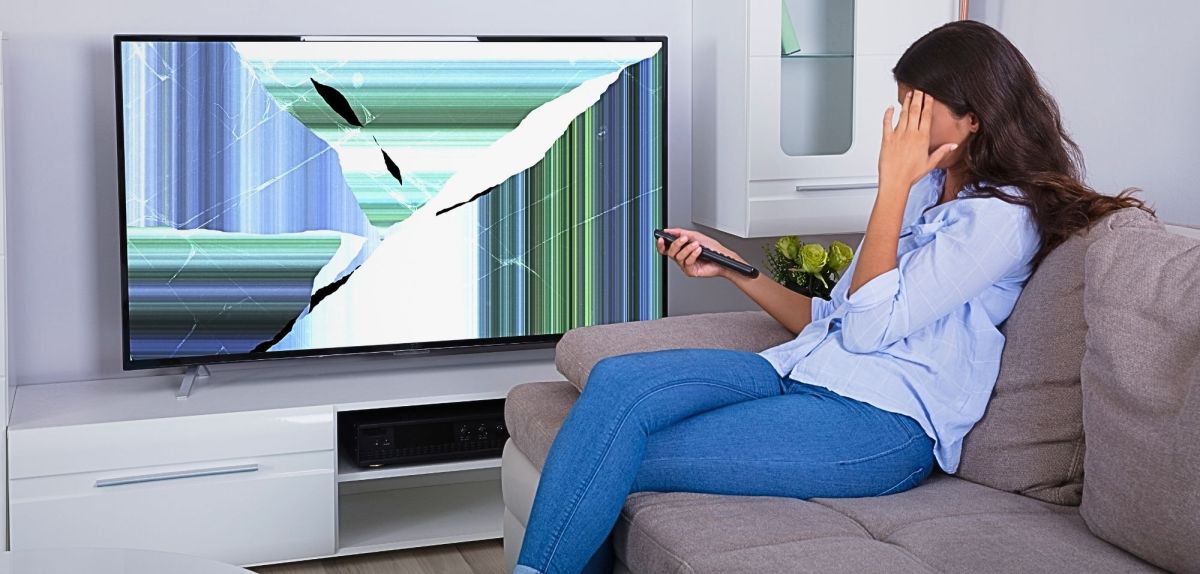 Frau schaut auf Fernseher ohne Lebensdauer.