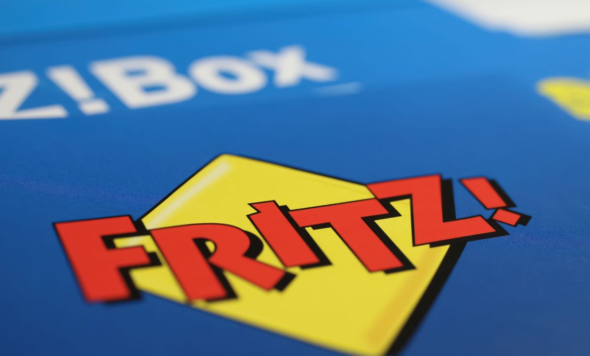 FritzBox-Logo auf blauem Hintergrund.