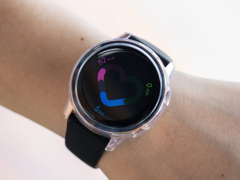 Samsung Galaxy Watch am Handgelenk einer Person misst die Herzfrequenz.