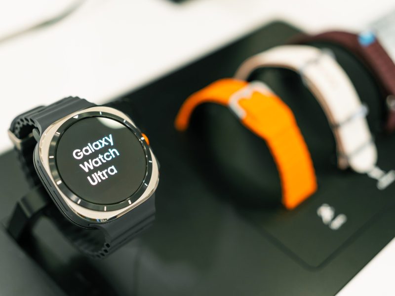 Samsung Galaxy Watch Ultra wird in einer Auslage präsentiert