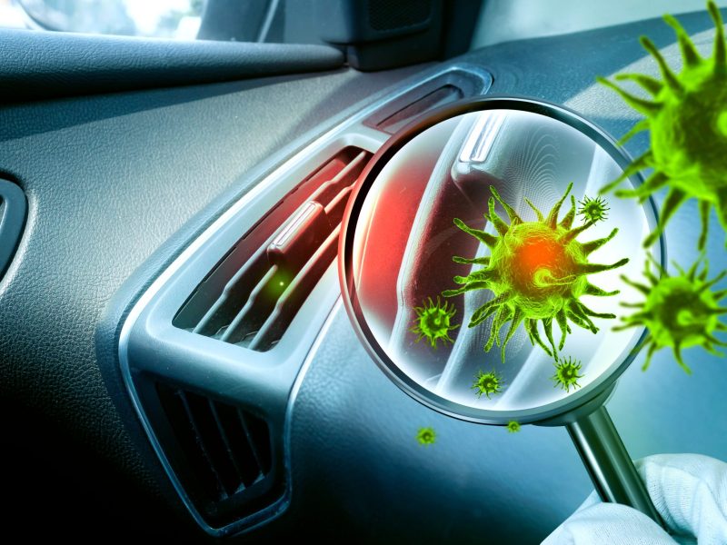 Luft aus der Klimaanlage im Auto verbreitet Bakterien.