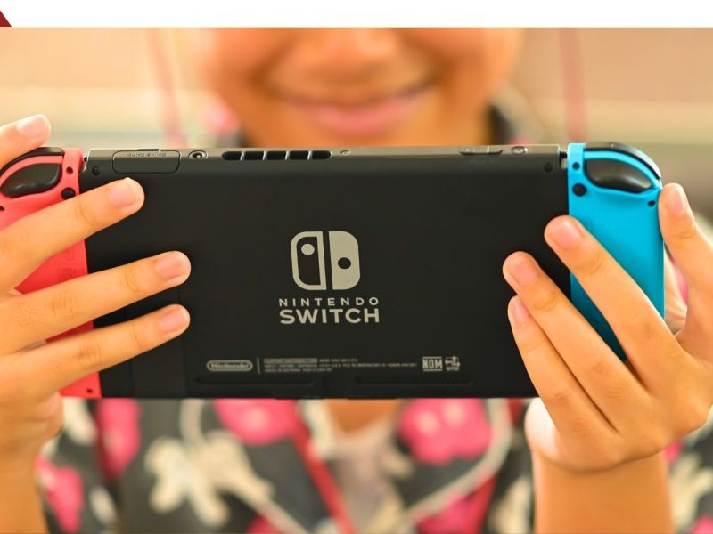Person mit einer Nintendo Switch