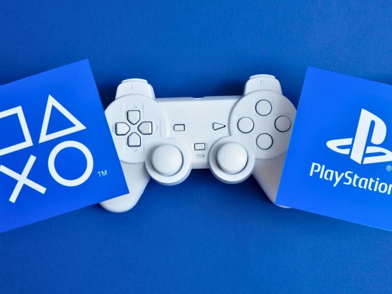 PlayStation-Controller mit Logos