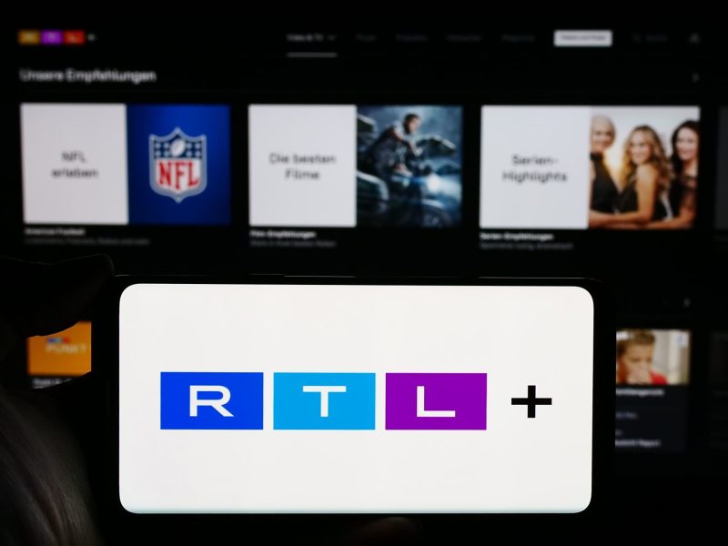 RTL Plus Logo auf einem Handy-Display