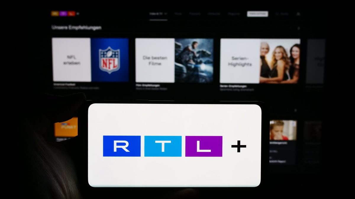 RTL Plus Logo auf einem Handy-Display