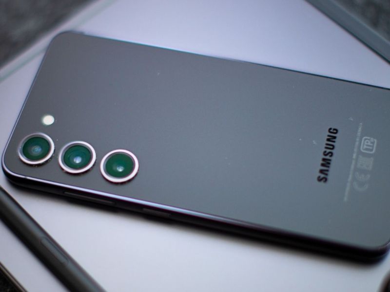Samsung Galaxy-Smartphone auf einem Tablet