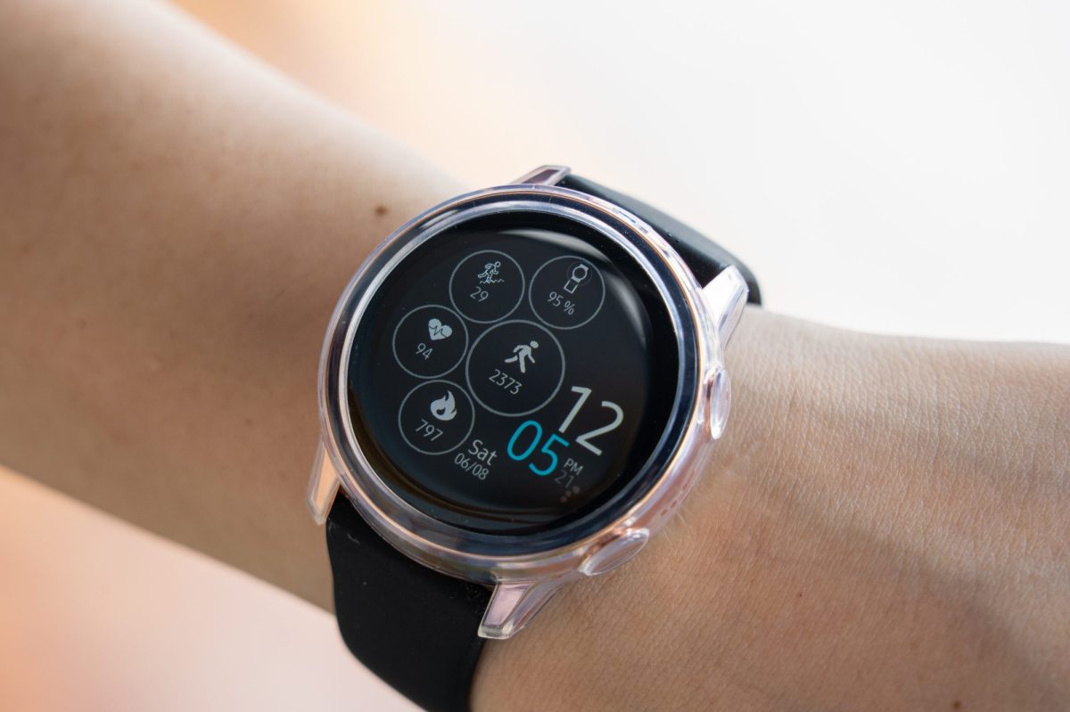 Samsung Galaxy Watch am Handgelenk einer Person. Auf dem Display werden verschiedene Funktionen zur Gesundheits-Überwachung angezeigt.
