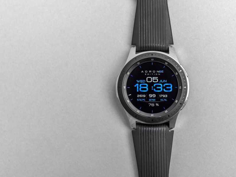 Samsung Galaxy Watch vor grauem Hintergrund.