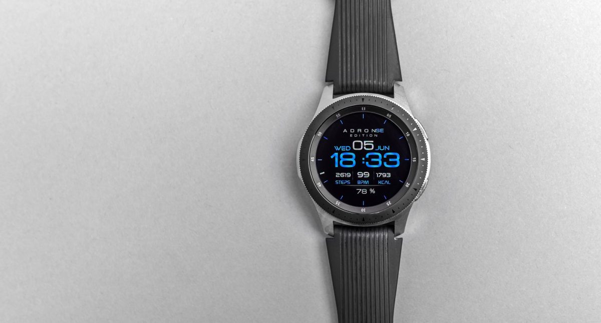 Samsung Galaxy Watch vor grauem Hintergrund.