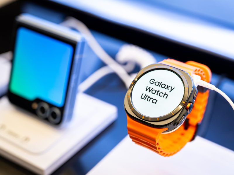 Samsung Galaxy Watch Ultra wird in einer Auslage präsentiert.