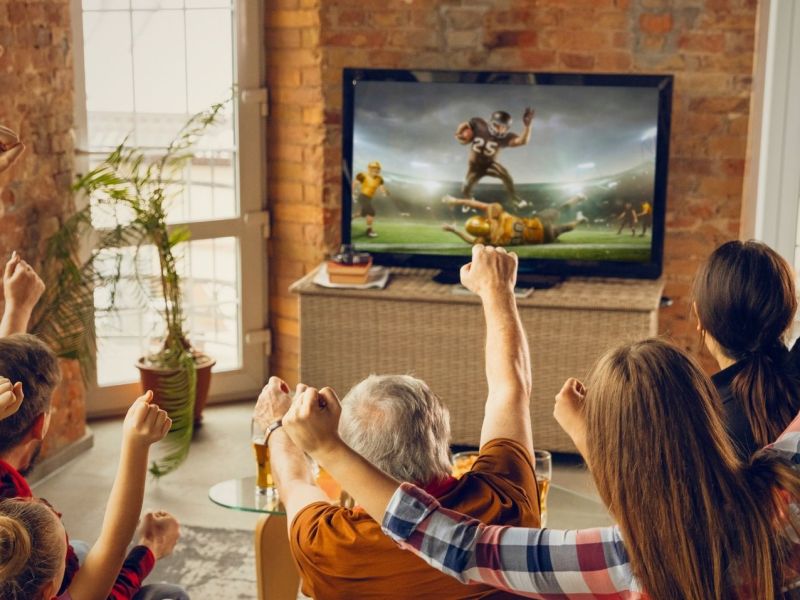 Familie schaut Football auf Smart-TV
