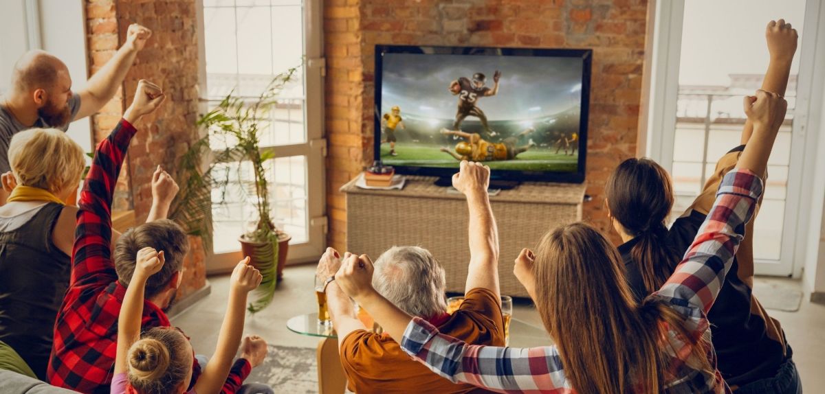 Familie schaut Football auf Smart-TV