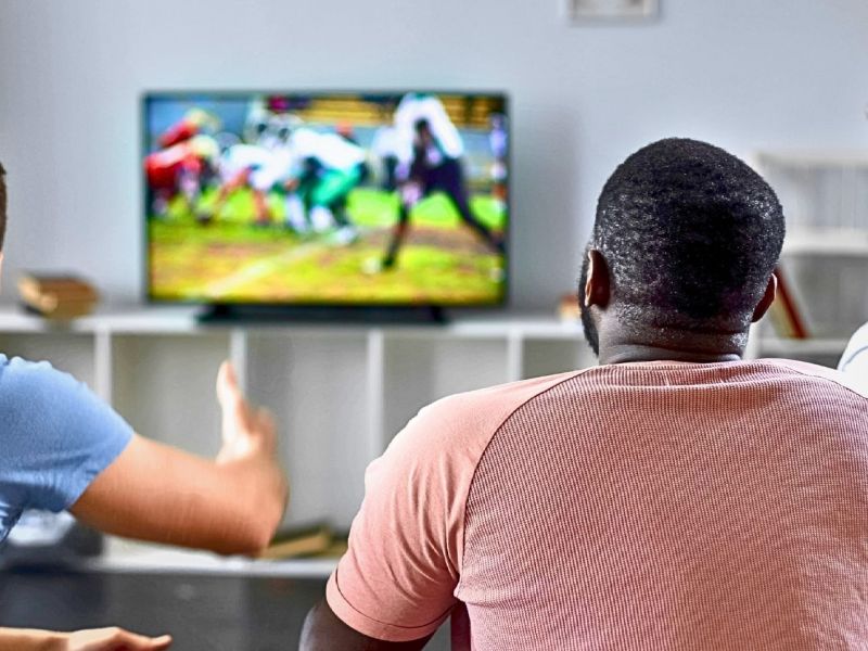 Drei Männer schauen Fußball im TV