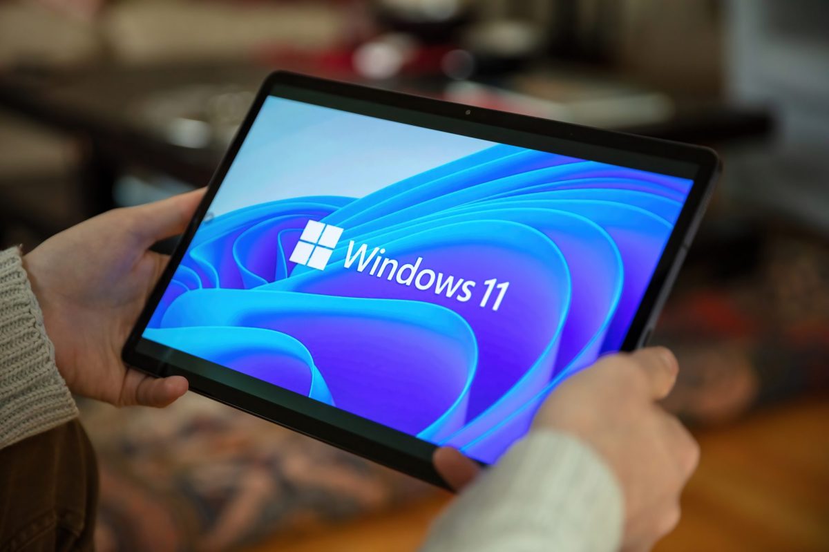 Windows 11-Logo auf einem Tablet-Screen.