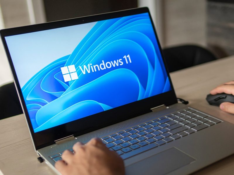 Windows 11-Logo auf einem Laptop.