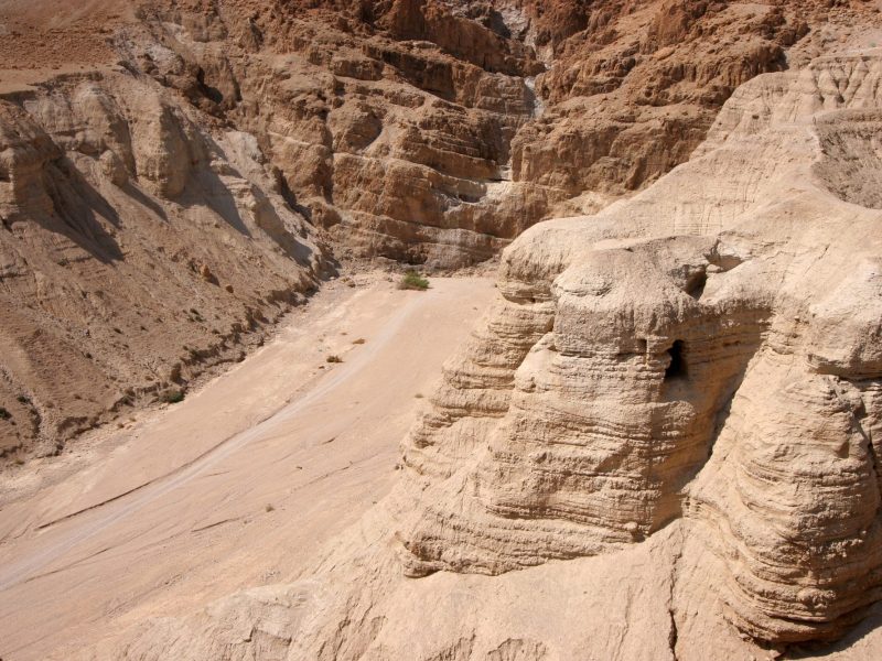Höhlen in einem Felsen in der Judäischen Wüste.