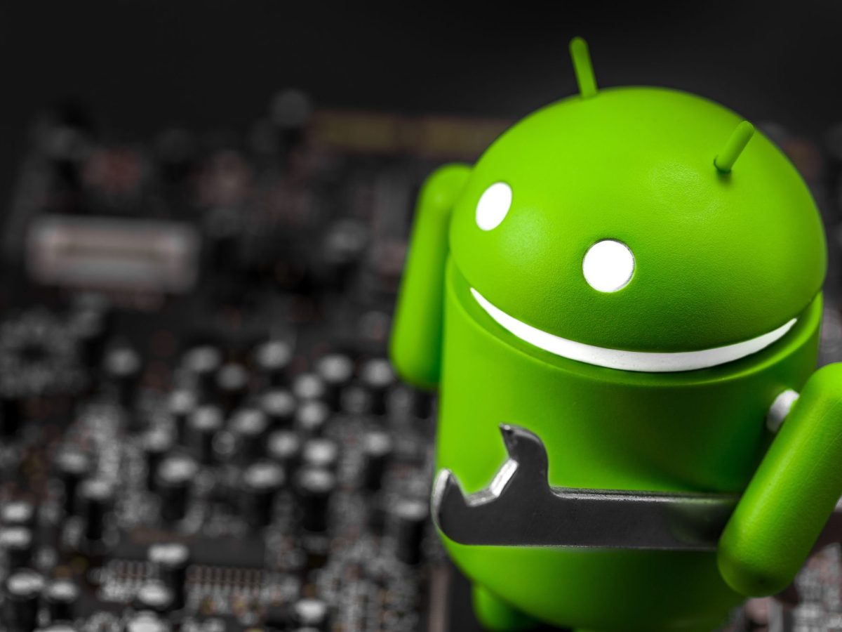 Android-Maskottchen hält einen Schraubenschlüssel in der Hand.