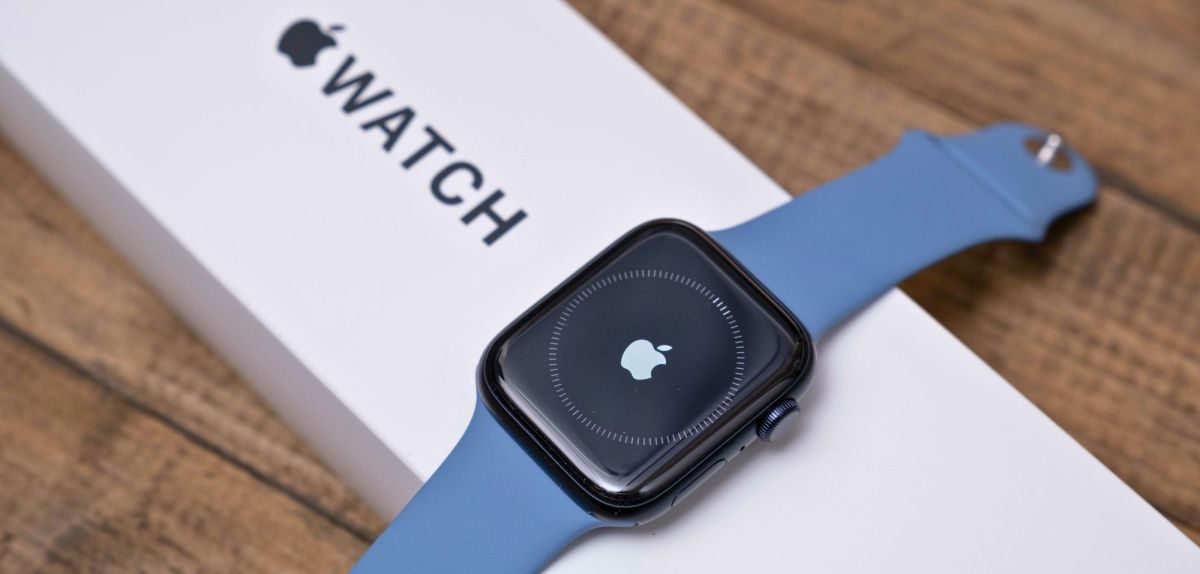 Apple Watch SE auf Verpackung