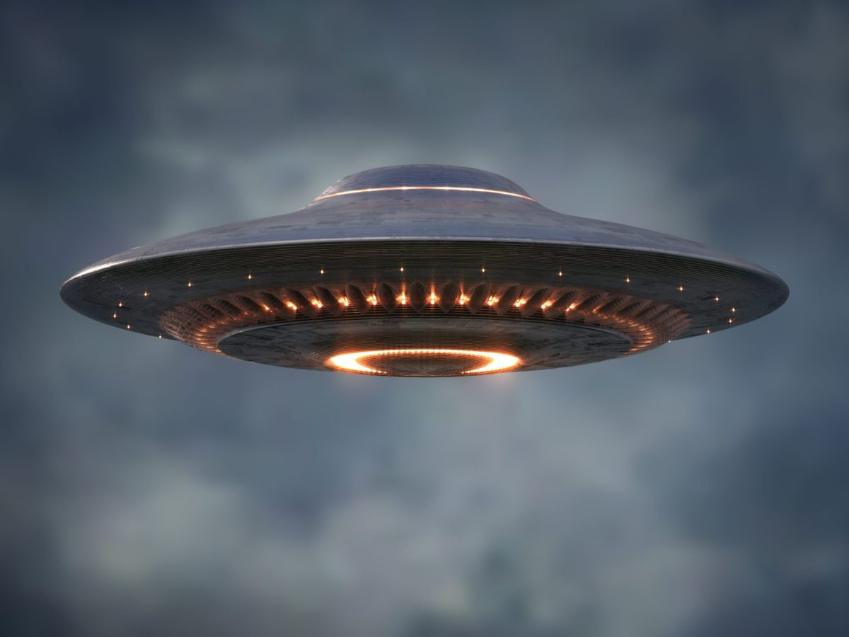 Ein Ufo schwebt im Himmel.