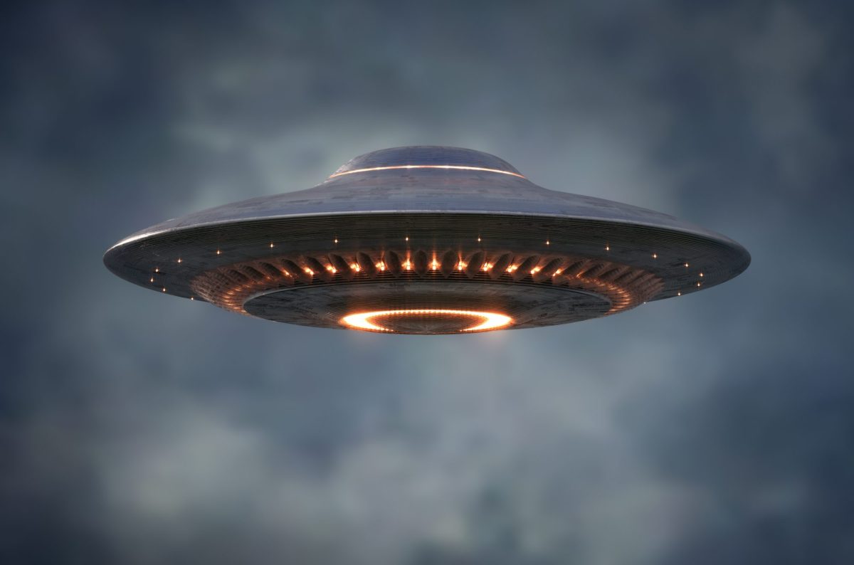 Ein Ufo schwebt im Himmel.