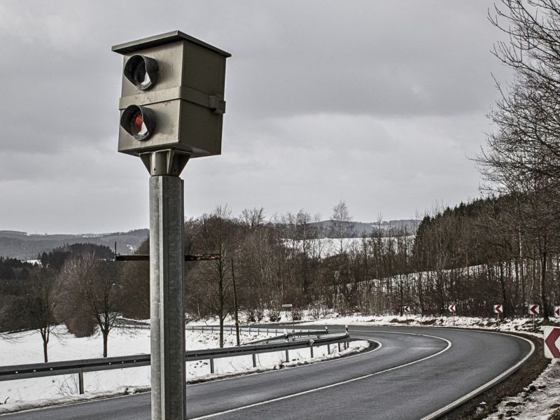 Blitzer neben einer Straße