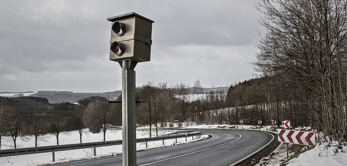 Blitzer neben einer Straße