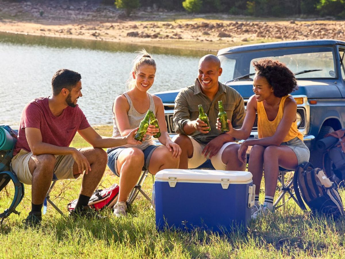 Freunde mit Camping-KÃ¼hlbox