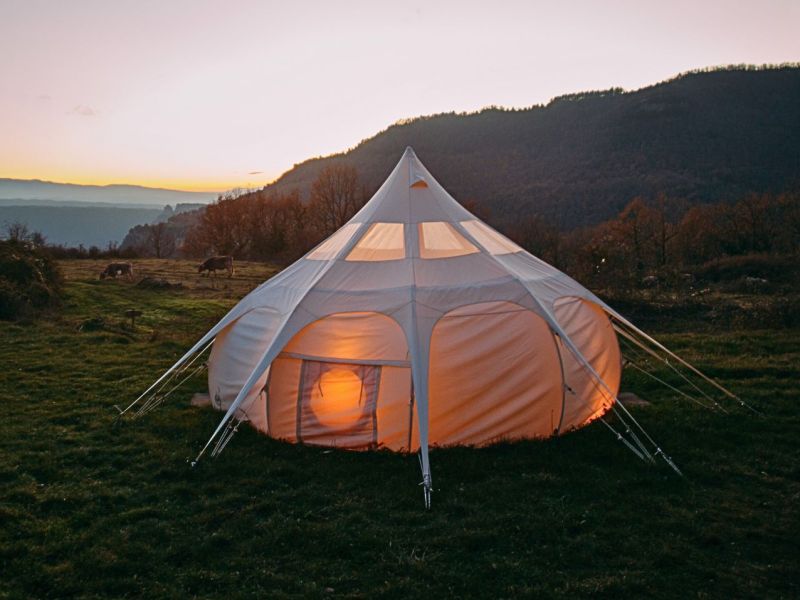 Großes Camping-Zelt auf einer Wiese