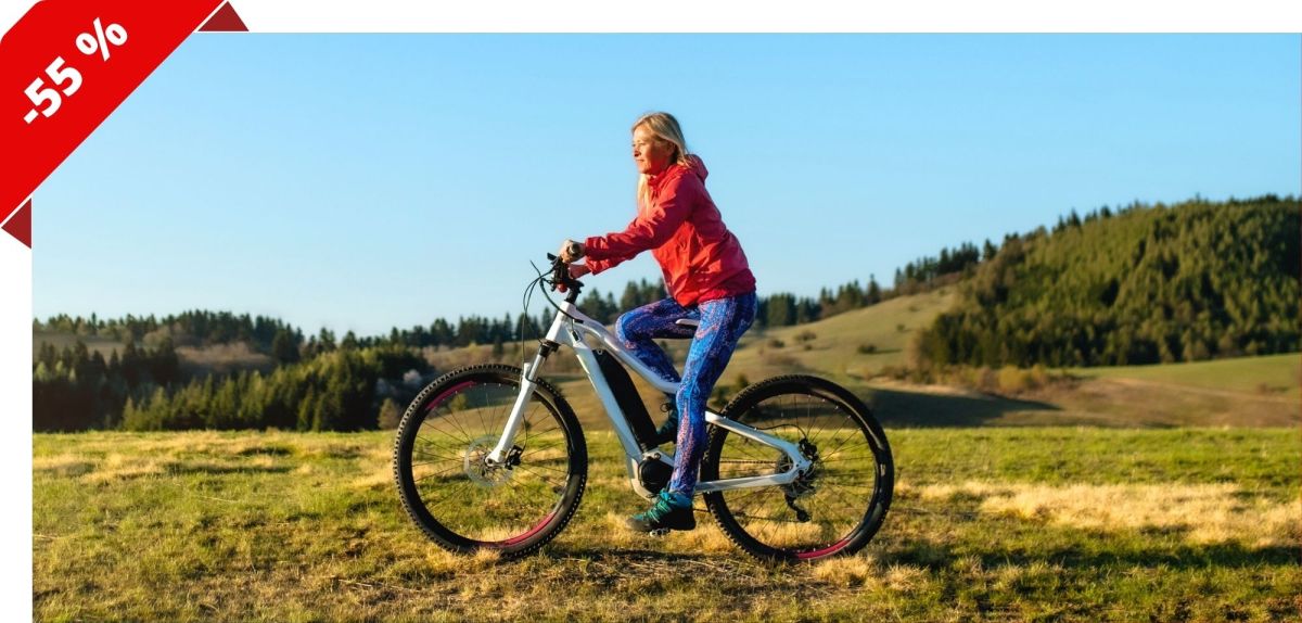 Frau auf E-Bike.