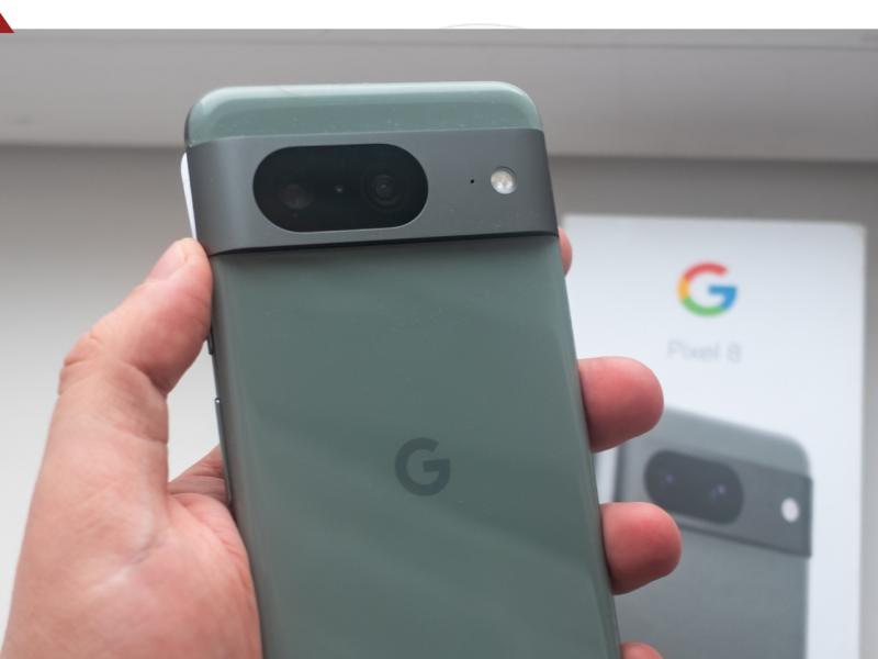 Eine Person hält ein Google Pixel 8 in der Hand,