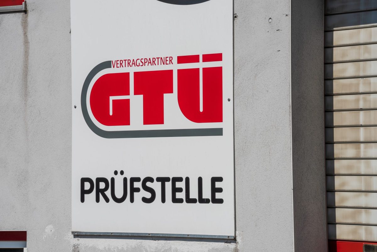 GTÜ-Zeichen vor einer Garage.