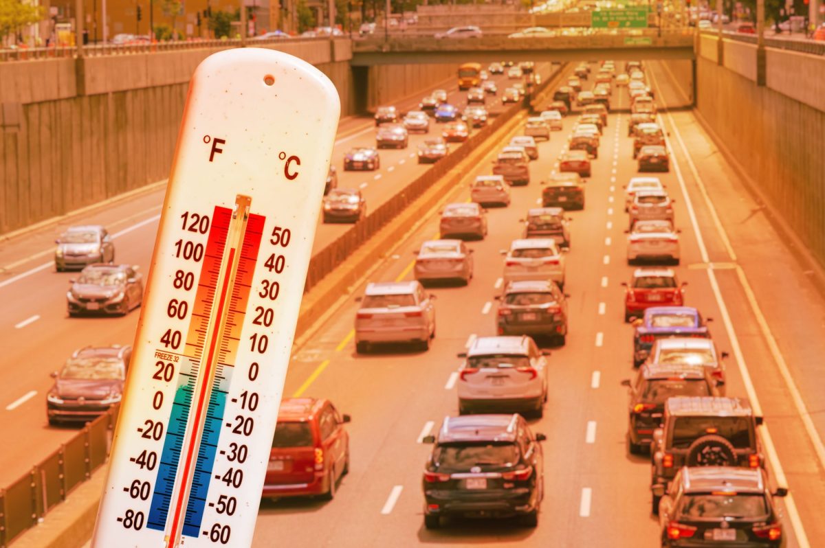 Autos fahren auf einer dreispurigen Autobahn. Im Vordergrund ist ein Thermometer zu sehen.