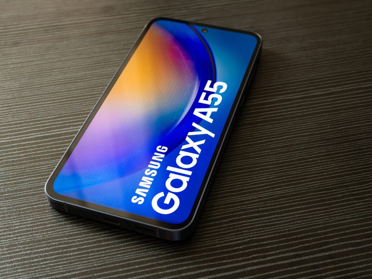 Samsung Galaxy A55 liegt auf einem dunklem Untergrund.