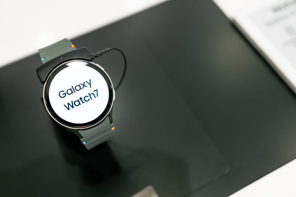 Samsung Galaxy Watch7 liegt auf einem dunklem Untergrund.