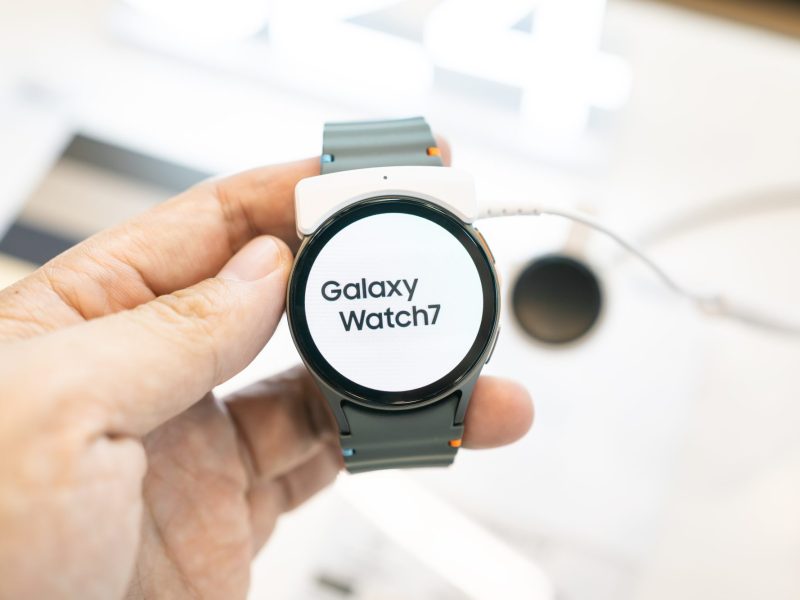 Eine Person hÃ¤lt die Samsung Galaxy Watch7 in der Hand.